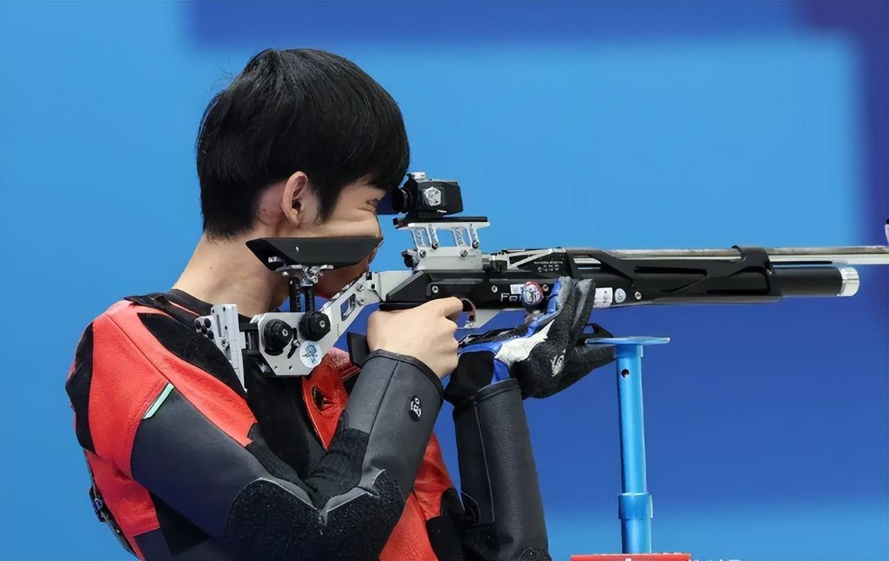 球员在比赛中绝杀对手，成为赛场英雄的简单介绍