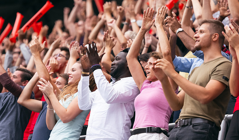 开云体育APP下载-比赛的火热场面引发现场观众疯狂欢呼