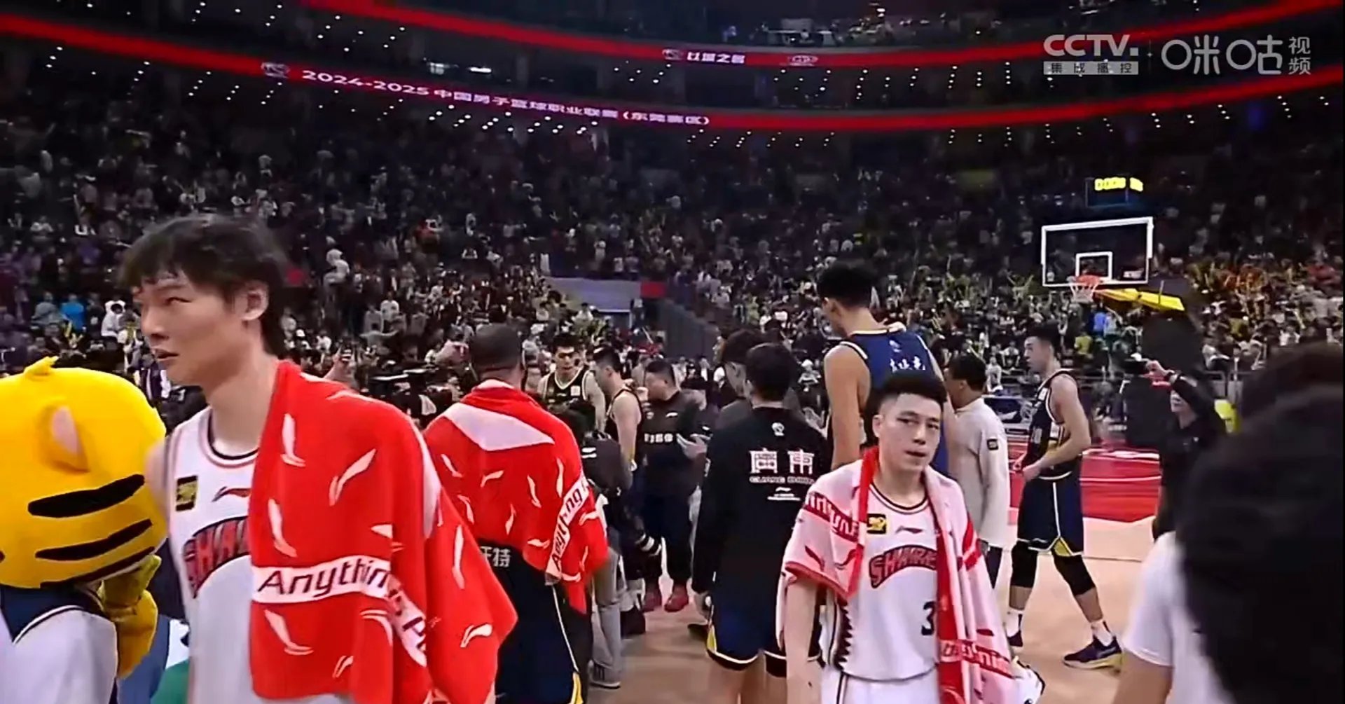 开云体育官网-包含上海大鲨鱼主场胜利,球员们合力战胜对手的词条