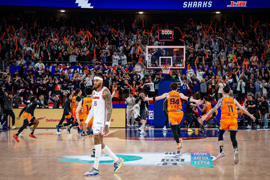 包含上海大鲨鱼主场胜利，球员们合力战胜对手的词条