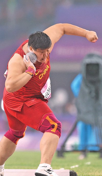 铅球选手精湛技艺备受称赞！