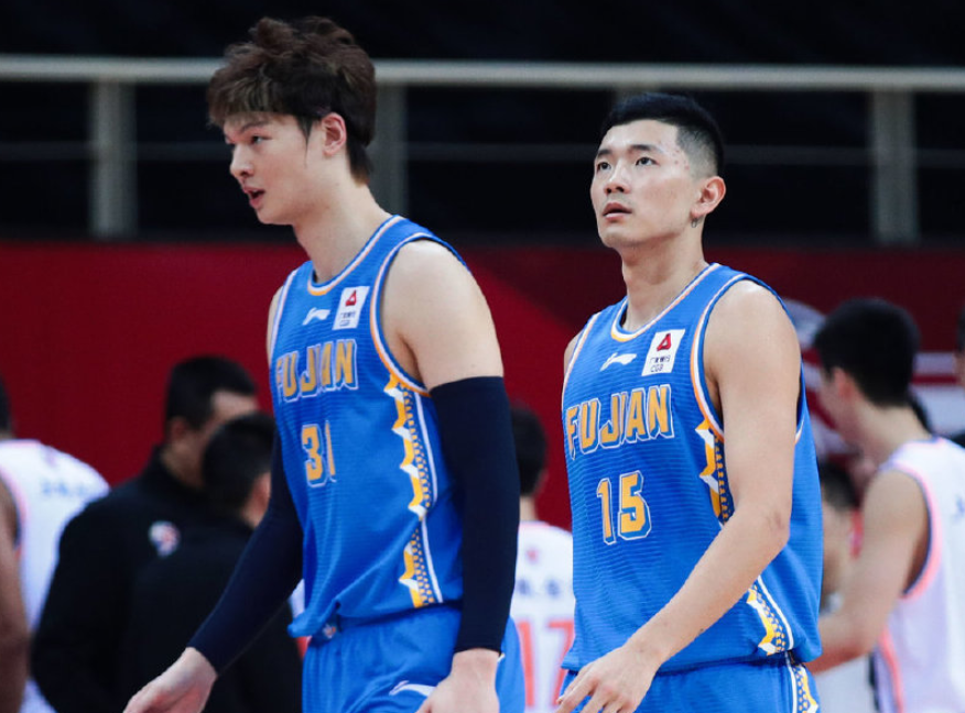 开云体育-76人碾压山东队，王哲林点燃赛场