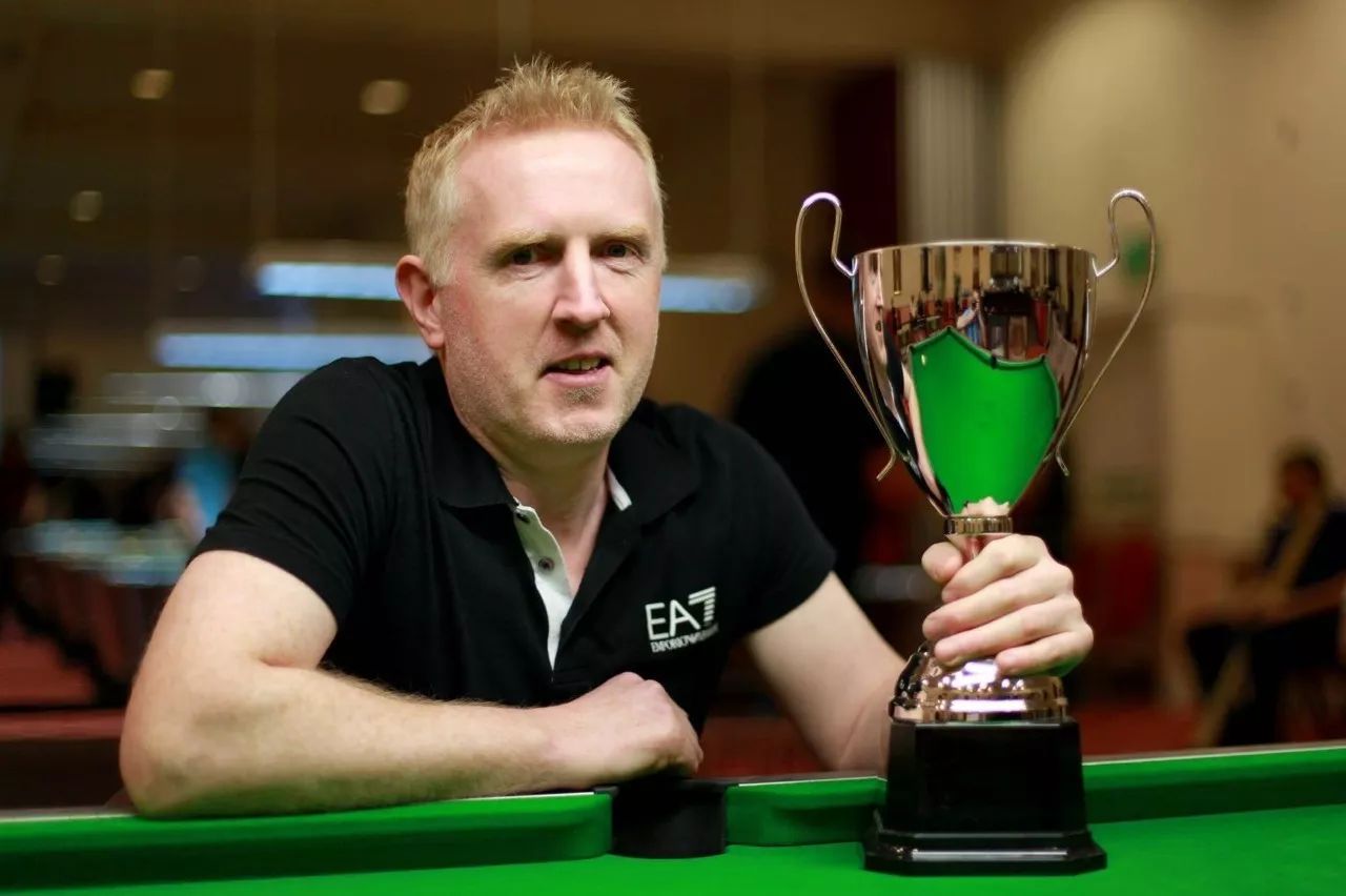 摩洛哥游泳选手本艾赢得钻石奖杯，耀眼