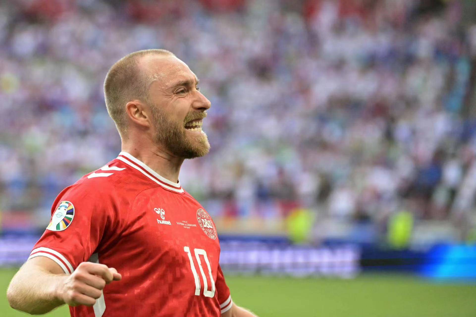 丹麦足球队在比赛中取得悬殊胜利