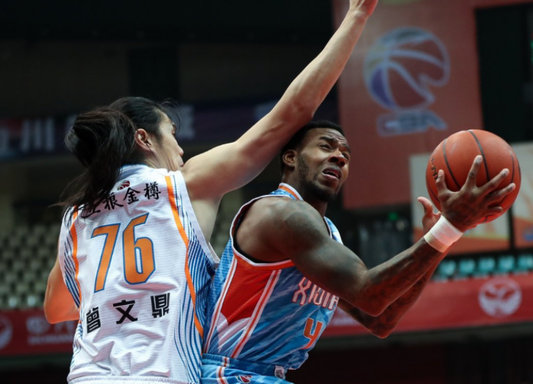 新疆队在激烈角逐中成功守住领先优势